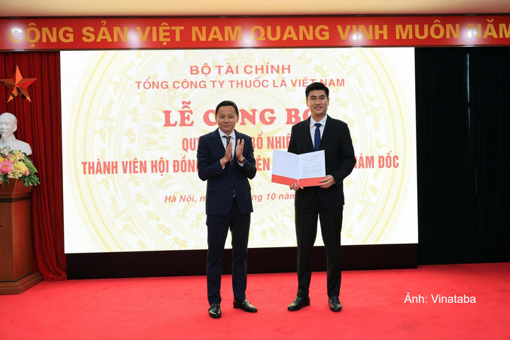 Ông Hồ Lê Nghĩa - Bí thư Đảng ủy, Chủ tịch Hội đồng thành viên Tổng công ty trao quyết định cho ông Nguyễn Tuấn Sơn