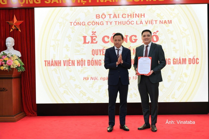 Ông Hồ Lê Nghĩa - Bí thư Đảng ủy, Chủ tịch Hội đồng thành viên Tổng công ty trao quyết định cho ông Hoàng Anh Tuấn.
