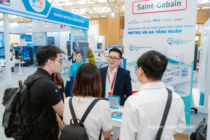 Khách tham quan gian Saint-Gobain tại triển lãm.