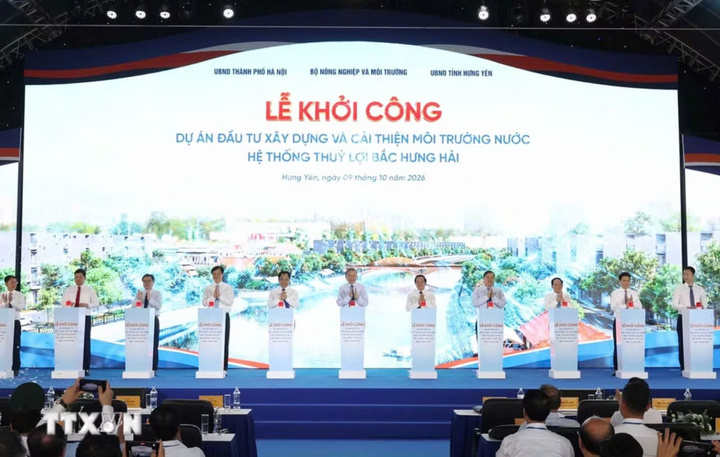 Tổng Bí thư, Chủ tịch nước Tô Lâm và các đại biểu thực hiện nghi thức khởi công Dự án nâng cấp, hiện đại hóa và cải thiện môi trường nước hệ thống thủy lợi Bắc Hưng Hải. (Ảnh: Thống Nhất/TTXVN)