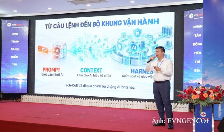 Ông Nguyễn Quang Huy - Trưởng ban Khoa học công nghệ và Đổi mới sáng tạo EVNGENCO1 giới thiệu giải pháp “Nền tảng AI tập trung - Bộ não số cho toàn EVNGENCO1”, hướng tới kết nối dữ liệu, tri thức và hỗ trợ công tác quản trị trong toàn Tổng công ty