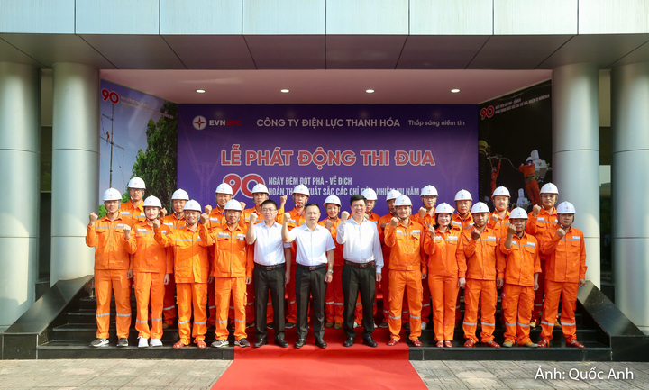 Các cán bộ, nhân viên Điện lực Thanh Hoá quyết tâm hoàn thành các chỉ tiêu, nhiệm vụ trọng tâm năm 2026.