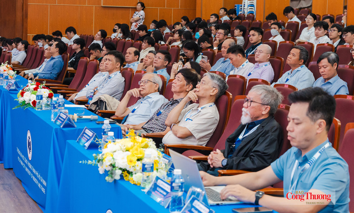 PGS.TS. Nguyễn Xuân Hoàn, Hiệu trưởng HUIT và các đại biểu tham dự sự kiện.