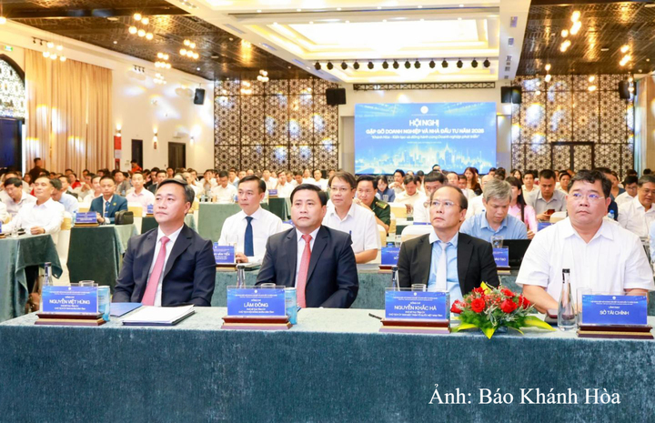 Lãnh đạo tỉnh Khánh Hòa cùng các đại biểu dự hội nghị.