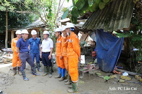 Ông Nguyễn Anh Tuấn (áo phông xanh, thứ hai từ trái sang) cùng đoàn công tác trực tiếp có mặt tại hiện trường thăm hỏi và động viên nhân viên khắc phục sự cố lưới điện sau bão Yagi