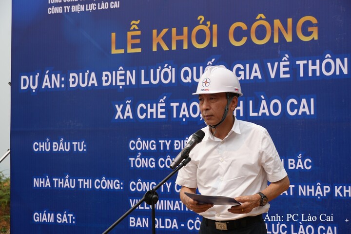 Ông Nguyễn Anh Tuấn phát biểu tại Lễ khởi công Dự án "Đưa điện lưới quốc gia về thôn tại thôn Nả Háng, xã Chế Tạo", thể hiện quyết tâm đưa hạ tầng năng lượng đến các vùng đặc biệt khó khăn của tỉnh Lào Cai.