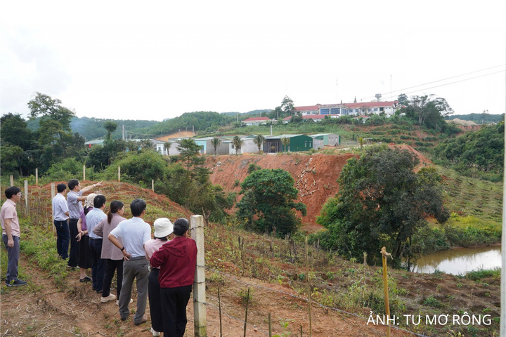Khu vực sát khu dân cư, trường học, chợ trung tâm xã đang sạt lở nghiêm trọng