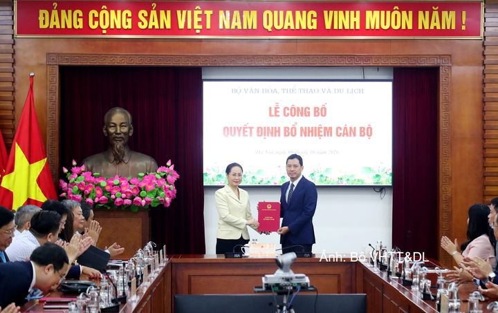Bộ trưởng Bộ Văn hóa, Thể thao và Du lịch Lâm Thị Phương Thanh trao quyết định điều động, bổ nhiệm giữ chức Cục trưởng Cục Báo chí cho ông Lê Quang Tự Do, Cục trưởng Cục Phát thanh, Truyền hình và Thông tin điện tử.