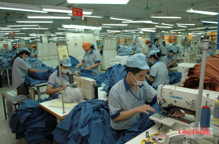 Hoạt động sản xuất tại Tổng công ty May 10, một trong những thương hiệu dệt may tiêu biểu của Thủ đô, từng bước đổi mới công nghệ, nâng cao chất lượng sản phẩm và mở rộng thị trường. Ảnh: Cấn Dũng