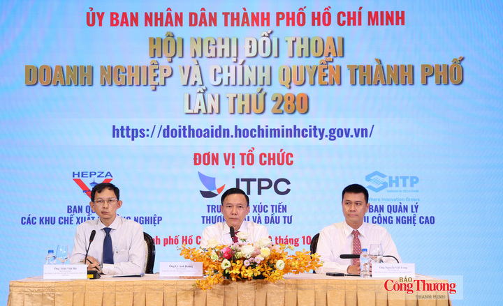 Lãnh đạo HEPZA, SHTP cùng đại diện các phòng chuyên môn đối thoại trực tiếp với doanh nghiệp tại sự kiện.