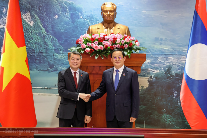 Thủ tướng Chính phủ Lê Minh Hưng hội kiến Chủ tịch Quốc hội Lào Sonexay Siphandone. Ảnh: chinhphu.vn/Nhật Bắc