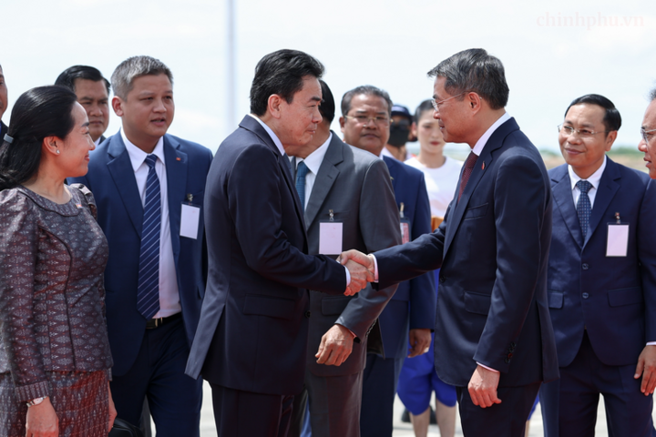 Lễ đón Thủ tướng Lê Minh Hưng tại sân bay.