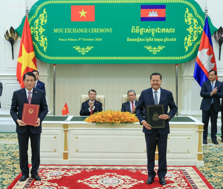 Thủ tướng Campuchia Hun Manet và Thủ tướng Lê Minh Hưng chứng kiến các bộ, ngành, cơ quan của hai nước trao các văn kiện hợp tác.