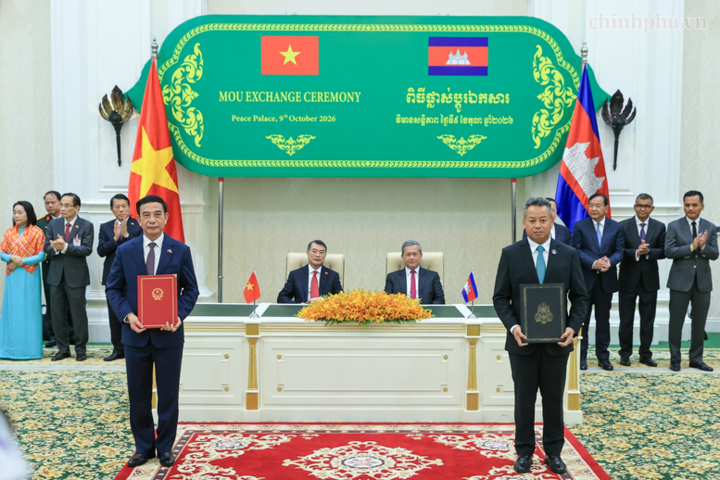 Thủ tướng Campuchia Hun Manet và Thủ tướng Lê Minh Hưng chứng kiến các bộ, ngành, cơ quan của hai nước trao các văn kiện hợp tác.