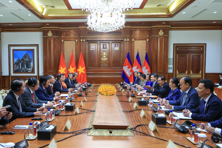 Hai bên nhất trí thúc đẩy gắn kết kinh tế, phát triển cửa khẩu và cơ sở hạ tầng biên giới, gia tăng đầu tư của Việt Nam vào Campuchia. Ảnh: chinhphu.vn/Nhật Bắc