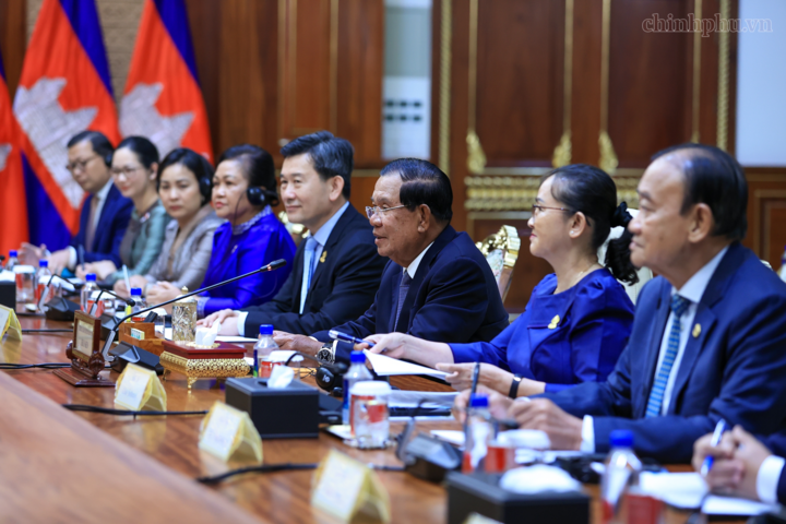Chủ tịch Hun Sen nhấn mạnh thành quả phát triển kinh tế của Việt Nam cũng đem lại lợi ích cho Campuchia. Ảnh: chinhphu.vn/Nhật Bắc