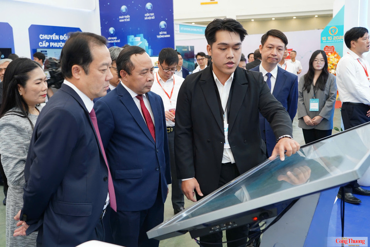 Các đại biểu tham quan gian hàng tại triển lãm chuyển đổi số
