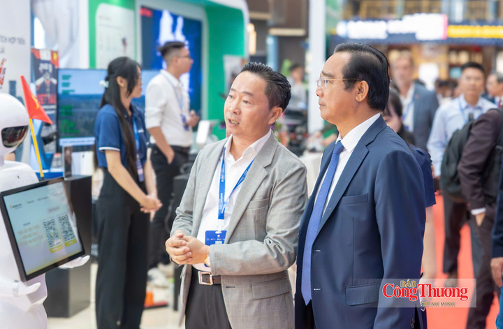 Ông Trần Văn Chín - Chủ tịch HĐQT Công ty CP Công nghệ Arobid giới thiệu với Chủ tịch UBND TP. Hồ Chí Minh Nguyễn Văn Được về nền tảng công nghệ Arobid TradeXpo bên lề Diễn đàn Kinh tế mùa Thu, ngày 25/11/2025.