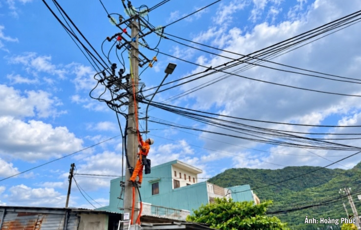 Ngành điện Gia Lai phối hợp với các đơn vị liên quan nghiệm thu, đóng điện Trạm biến áp Tái định cư Ngô Mây, góp phần hoàn thiện hạ tầng điện phục vụ người dân.