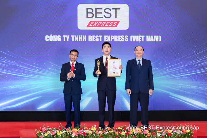 Ông Gavin Lu - Tổng Giám đốc BEST Inc. Việt Nam nhận giải thưởng tại Asia Top Brand Awards.