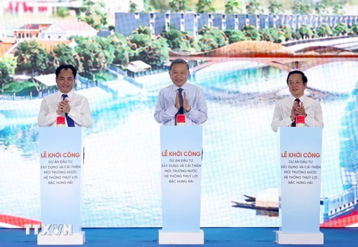 Tổng Bí thư, Chủ tịch nước Tô Lâm và các đại biểu thực hiện nghi thức khởi công Dự án nâng cấp, hiện đại hóa và cải thiện môi trường nước hệ thống thủy lợi Bắc Hưng Hải. (Ảnh: Thống Nhất/TTXVN)