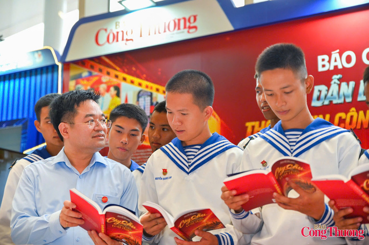 Nhà báo Nguyễn Văn Minh, Tổng Biên tập Báo Công Thương chia sẻ về tập bút ký, chính luận “Trên cây cầu bắc qua nửa vòng trái đất”.