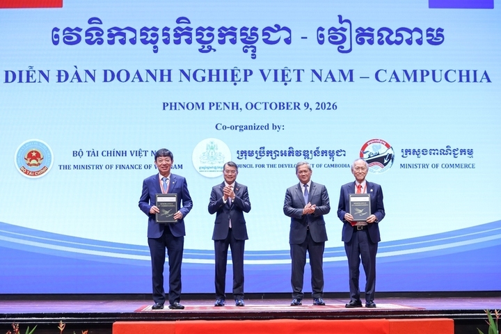 Dưới sự chứng kiến của hai Thủ tướng, các cơ quan, doanh nghiệp hai nước trao các văn kiện hợp tác.