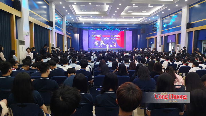 Đông đảo các đại biểu cùng học sinh Trường THCS và THPT Nguyễn Siêu (Hà Nội) tham dự sự kiện.