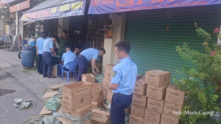 Đội Quản lý thị trường số 9 - Chi cục Quản lý thị trường TP. Hồ Chí Minh đã phối hợp với lực lượng công an kiểm tra một điểm chứa trữ, kinh doanh mỹ phẩm ngoại, không có giấy tờ chứng minh nguồn gốc.