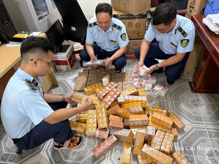 Lực lượng Quản lý thị trường tỉnh Cao Bằng kiểm tra hàng hóa tại một địa chỉ kinh doanh trên địa bàn.