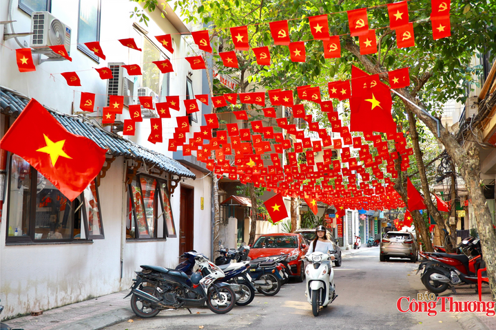 Trên nhiều tuyến phố trung tâm Hà Nội, từng dãy cờ đỏ tung bay, mang theo không khí tự hào trong những tháng 10 lịch sử. Ảnh: Thanh Huyền