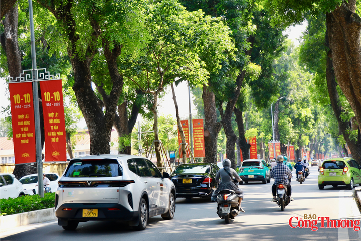 Khắp các tuyến phố Hoàng Diệu, Trần Phú, Phan Đình Phùng, Điện Biên Phủ… cờ phướn, áp phích được bố trí thẳng tắp và trang trọng. Ảnh: Thanh Huyền