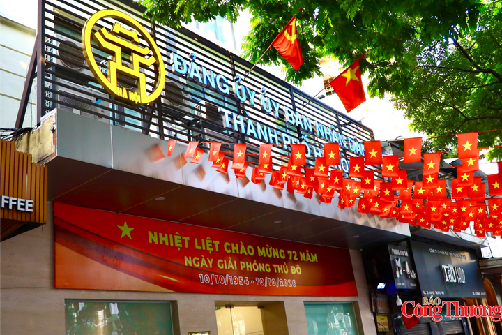 Tại Đảng uỷ UBND thành phố Hà Nội và nhiều cơ quan, đơn vị, biển hiệu, cờ hoa, được trang trí đồng bộ, nổi bật sắc đỏ trong những ngày thành phố chuẩn bị kỷ niệm. Ảnh: Thanh Huyền