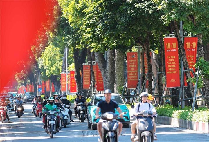 Hà Nội rực rỡ cờ hoa trên các tuyến phố chào mừng kỷ niệm 72 năm Ngày Giải phóng Thủ đô (10/10/1954 - 10/10/2026).
