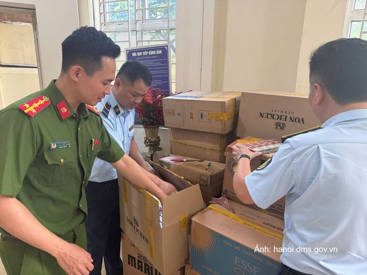 Lực lượng Quản lý thị trường TP. Hà Nội phối hợp, kiểm tra hàng hóa có dấu hiệu vi phạm.