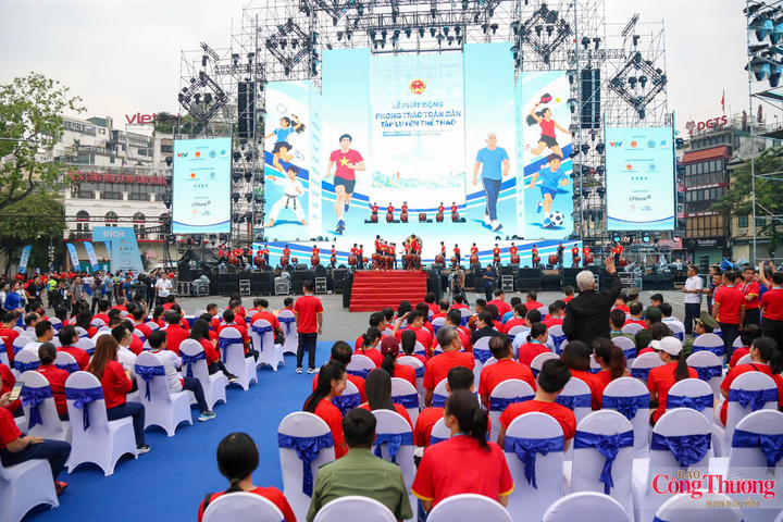 Sáng 10/10, tại Quảng trường Đông Kinh Nghĩa Thục và khu vực hồ Hoàn Kiếm (Hà Nội), Lễ phát động Phong trào toàn dân tập luyện thể thao “Mỗi người dân lựa chọn ít nhất một môn thể thao phù hợp để tập luyện thường xuyên” đã được tổ chức, kết nối với 33 tỉnh, thành phố trên cả nước.