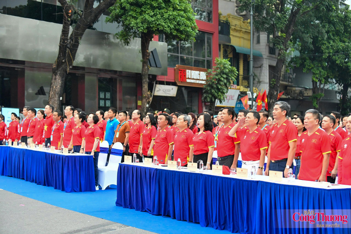 Dự lễ phát động có đồng chí Trần Cẩm Tú, Ủy viên Bộ Chính trị, Thường trực Ban Bí thư; đồng chí Phạm Thị Thanh Trà, Bí thư Trung ương Đảng, Phó Thủ tướng Chính phủ cùng đại diện lãnh đạo các ban, bộ, ngành Trung ương và thành phố Hà Nội.