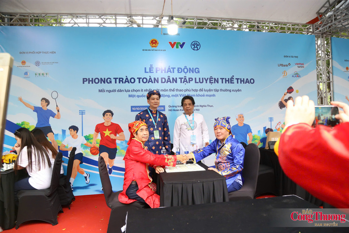 Trong 2 ngày (10 và 11/10), khu vực hồ Hoàn Kiếm trở thành không gian trải nghiệm thể thao cộng đồng với các hoạt động biểu diễn, hướng dẫn kỹ thuật cơ bản, giao lưu giữa vận động viên, huấn luyện viên với người dân và giới thiệu nhiều hình thức vận động phù hợp với các lứa tuổi.