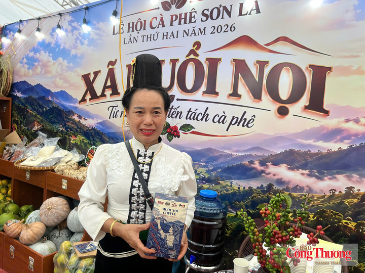 Chị Lò Thị Thợn (xã Muổi Nọi) chia sẻ với phóng viên Báo Công Thương về quy trình sản xuất, chế biến, nâng cao giá trị sản phẩm cà phê Sơn La.