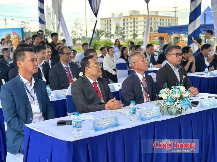 Các đại biểu tham dự buổi lễ.