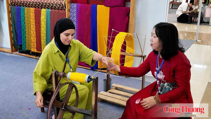Khách nước ngoài hào hứng tham gia trải nghiệm thực tế tại Hanoi Giftshow 2026.