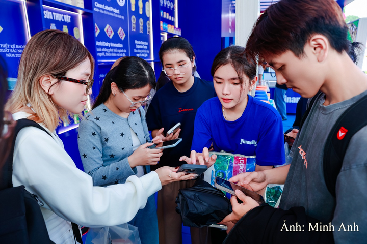 Nhiều thế hệ người tiêu dùng tham gia các hoạt động trải nghiệm tại không gian của Vinamilk.