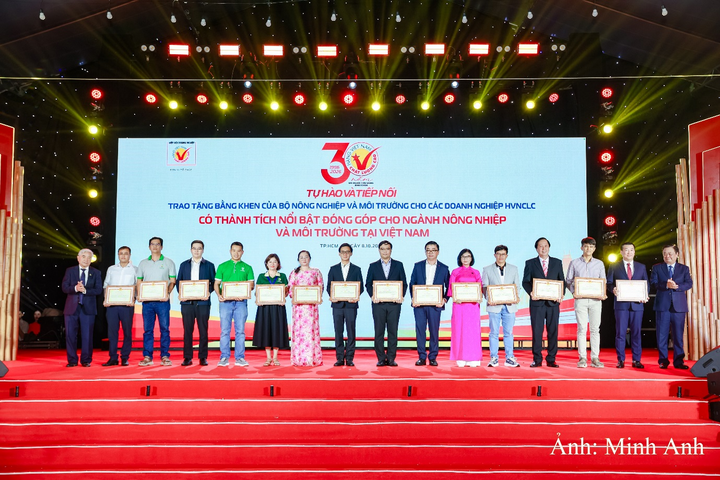 Ông Đỗ Thanh Tuấn (thứ 2 từ phải sang) - Giám đốc Đối ngoại, đại diện Vinamilk - đón nhận Bằng khen của Bộ Nông nghiệp và Môi trường nhân dịp kỷ niệm 30 năm Chương trình HVNCLC.