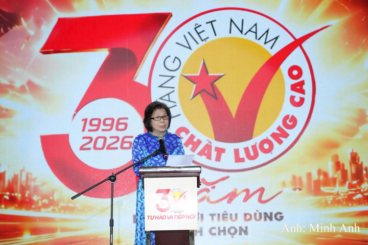 Bà Vũ Kim Hạnh, Chủ tịch Hiệp hội Doanh nghiệp Hàng Việt Nam chất lượng cao, phát biểu tại sự kiện khai mạc Lễ hội kỷ niệm 30 năm HVNCLC.