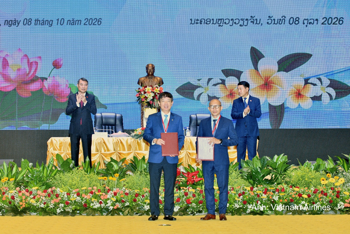 Ông Đinh Văn Tuấn, Phó Tổng giám đốc Vietnam Airlines và ông Inthy Deuansavanh, Chủ tịch Hiệp hội Đại lý du lịch Lào (LATA) trao biên bản ghi nhớ hợp tác nhằm thúc đẩy phát triển sản phẩm du lịch liên quốc gia.