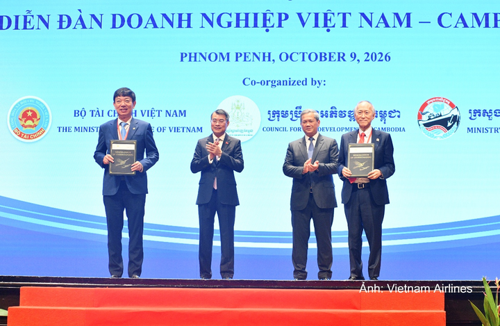 Ông Đinh Văn Tuấn, Phó Tổng giám đốc Vietnam Airlines và ông Lok Neak Oknha Dr. Pung Kheav Se, Chủ tịch HĐQT CAIC trao biên bản hợp tác.