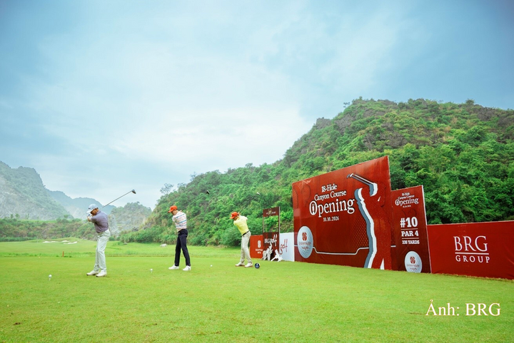 Các golf thủ tham gia khai mạc giải đấu chào mừng sân Canyon Cousre hoàn thiện 18 hố.