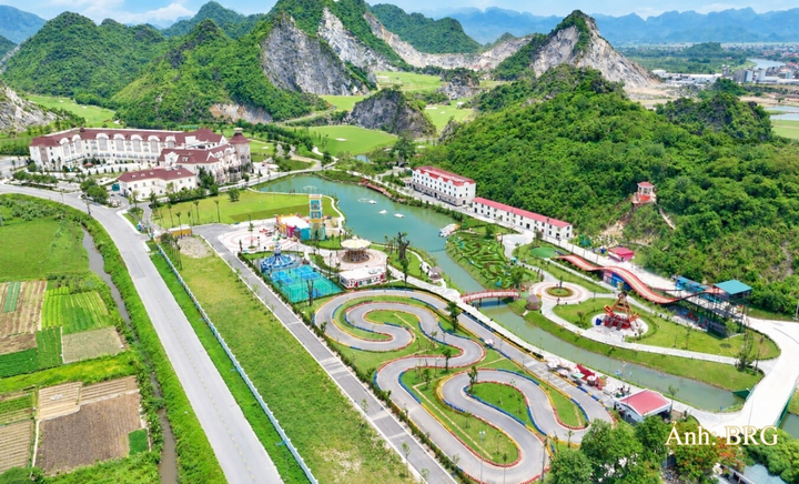 Khách sạn Legend Valley Hotel cùng công viên giải trí đa địa hình BRIGHTPARK mô hình “Stay & Play” tại Legend Valley Country Club.