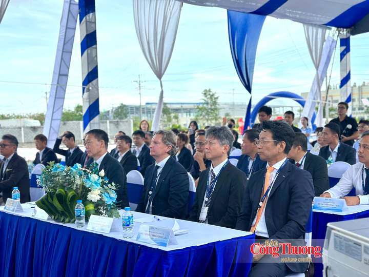 Các đại biểu tham dự buổi lễ.