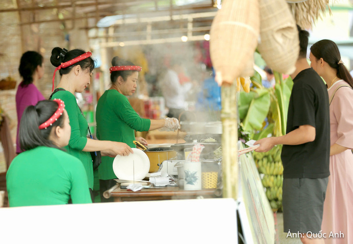 “Đi một vòng liên hoan có thể thưởng thức nhiều món ăn khác nhau, từ những món quen thuộc đến đặc sản của các địa phương khác. Tôi cũng mua một số sản phẩm về làm quà. Theo tôi, điều hấp dẫn là sự đa dạng về món ăn, cách chế biến và câu chuyện phía sau mỗi đặc sản”, anh Thành nói.